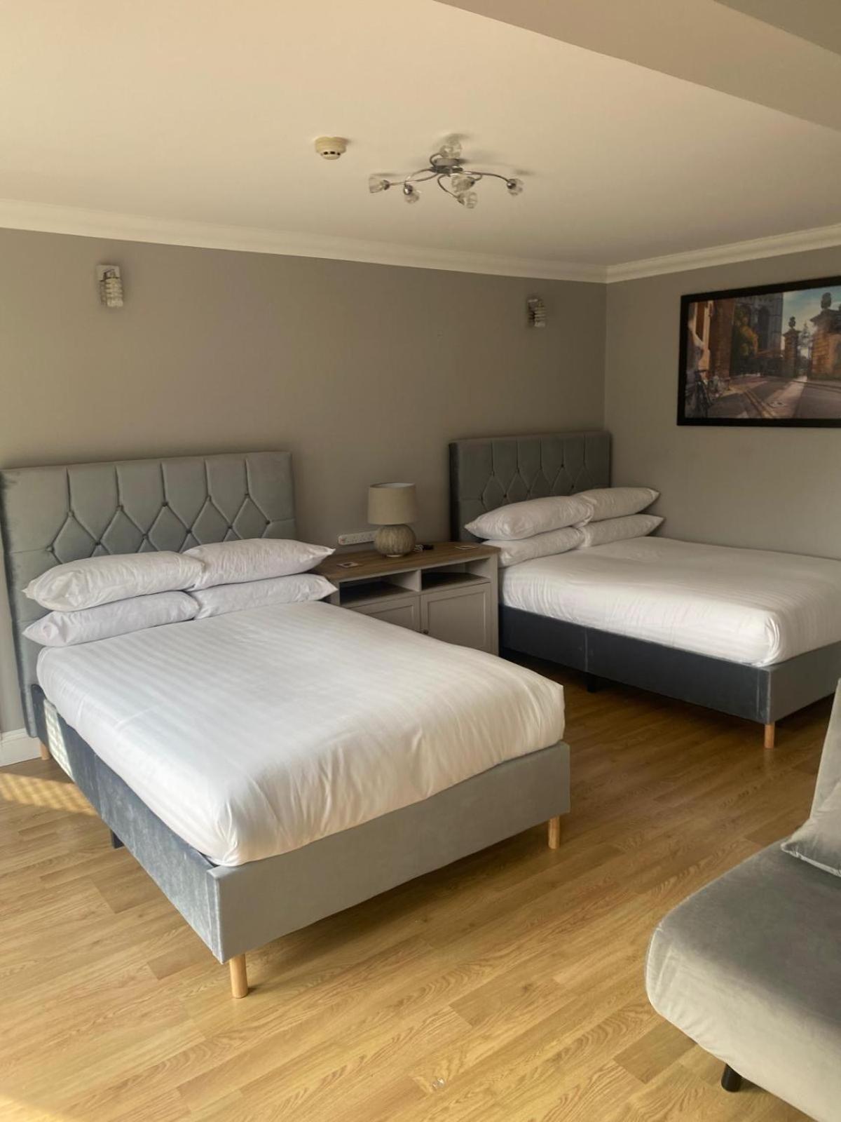 Pensión Autumn House 4*